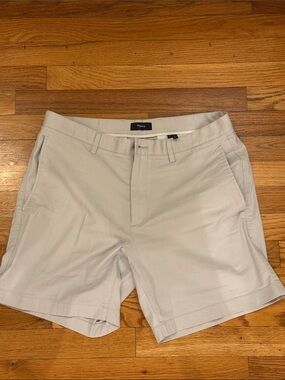 Theory Men's Tailored Light Gray Stretch Cotton Flat-Front Shorts